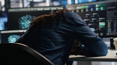 Verileri analiz etmek için algoritmalar kullanırken arızalı veri merkezi mühendisleri masasını yumrukluyor. Kızgın sunucu merkezi geliştiricisi, arızalı yapay zeka sinir ağları, kamera B