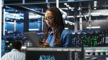 Yapılandırılmamış verileri kategorize etmek için yapay zeka algoritmaları ve düğüm ağacı sistemleri kullanan sunucu tarım mühendisliği ekibi. Veri merkezi bilişim uzmanları görsel programlama ve doğal dil işleme yazılımı kullanır, kamera B