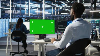 Veri merkezi bilişim uzmanı veri tabanlarını analiz etmek için izole edilmiş ekran bilgisayarı kullanır. Sunucu merkezi mühendisi, krom anahtar PC üzerinde görsel programlama kullanarak veri kalıplarını, kamera A 'yı tanımlar