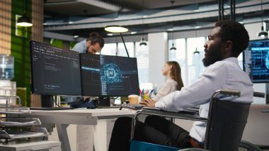 Belden aşağısı felçli bir bilgisayar bilimcisi AI senaryolarıyla tekrarlanan görevleri otomatikleştiriyor. Tekerlekli sandalyedeki bilişim uzmanı, yapay zekayı kullanarak uzun metrajlı uygulamayı hızlandırıyor, kamera A