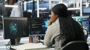 Sunucu çiftliği bilişim uzmanı, bilgisayar kullanarak yapay zeka teknolojisi uygulayarak sistemi en aza indiriyor. Yapay zeka çözümleri geliştirmek ve yerleştirmek için bilgisayar kullanan mühendis ekipmanları optimize ediyor, kamera B