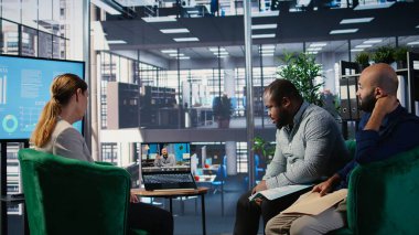 Çeşitli şirket liderleri ve yatırımcılar arasında küresel bir iş dünyası uzmanları ağıyla yeni bir yatırım stratejisi, iletişim planlaması ve takım geliştirmesi için video çağrısı. Kamera A.