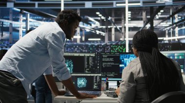 Veri Merkezi Mühendislik Ekibi teçhizatı ayarlamak için yapay zeka derin öğrenme modelleri kullanır. Takım çalışma arkadaşları sunucu çiftliğinde yapay zeka programlama dili, optimizasyon sistemi, kamera A üzerinde çalışıyorlar.