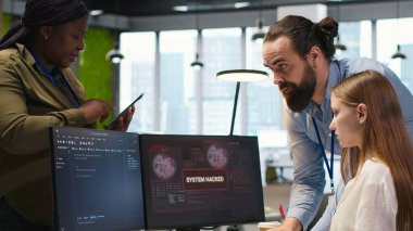 Görevdeki genç programcı bilişim uzmanlarından hacker saldırısını tespit edip engellemeleri için yardım istiyor. Ağ saldırısı için olay tepkisini koordine eden personelin asistanı kamera A