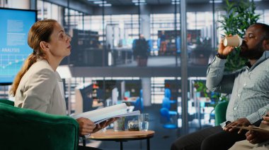 Profesyonel takım çalışması ve planlama sergileyen çok kültürlü liderler, liderlik becerilerine önem veren ofis hayatı. İş adamlarının odaklandığı konu sonuç odaklı gelişim. Kamera B.