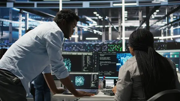 Veri Merkezi Mühendislik Ekibi teçhizatı ayarlamak için yapay zeka derin öğrenme modelleri kullanır. Takım çalışma arkadaşları sunucu çiftliğinde yapay zeka programlama dili, optimizasyon sistemi, kamera A üzerinde çalışıyorlar.