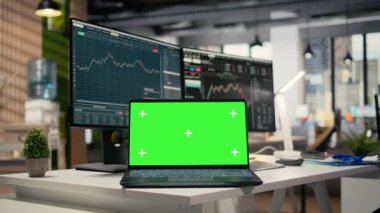 Borsa analizi ve strateji planlamasında kullanılan Forx Ticaret Bürosu 'ndaki model dizüstü bilgisayarın kapağı. Yatırım fonu şirketinin işyerindeki borsa grafiklerini gösteren yeşil ekran defteri