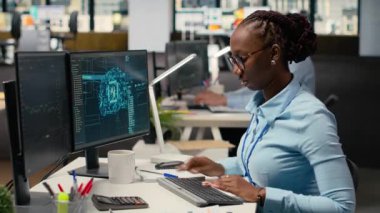 Ofisteki portföy yöneticisi AI teknolojisini kullanarak sermaye tahsisini ekonomik tablolara göre değerlendirdi. Afrikalı Amerikalı bir kadın araştırma sürüşü öğrenmek için makine kullanıyor.