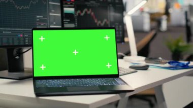 Borsa analizi ve strateji planlamasında kullanılan Forx Ticaret Bürosu 'ndaki model dizüstü bilgisayarın kapağı. Yatırım fonu şirketinin işyerindeki borsa grafiklerini gösteren yeşil ekran defteri