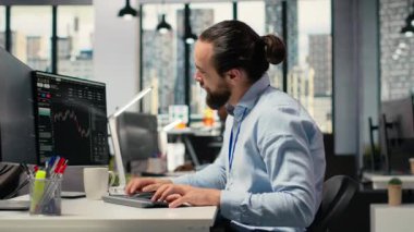 Ofisteki üzücü portföy yöneticisi, olumsuz hisse senedi yatırımı iadesi yüzünden üzgün. Düşük performans ölçümleri yüzünden üzgün tüccar, yatırım fırsatlarından yararlanamıyor, kamera B