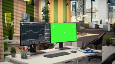 Hisse senedi piyasa ölçümleri tescilli firma ofisindeki yeşil ekranda görüntülendi. Forx şirketinin çalışma alanındaki masaüstü kurulumu, finansal istatistikler model bilgisayardan görülebilir