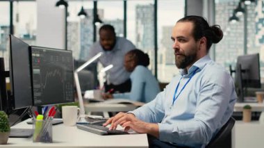 Ofisteki borsa simsarı, yüksek getirili portföy operasyonlarıyla turnayı gözünden vurduktan sonra sevinçten havalara uçtu. Prop firması çalışanı yatırım kilometre taşlarına ulaştıktan sonra gurur duyuyor, kamera B