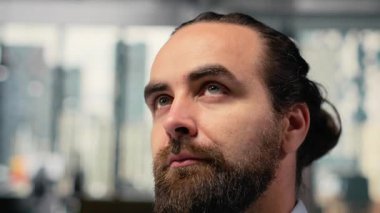 Eski şirket tüccarı yatırım yapmadan önce kendini motive ediyor, gülümsüyor, seçimlere olan güvenini dile getiriyor. Riskli ticaret yapmak için cesaretlendiren finans uzmanı, kamera B