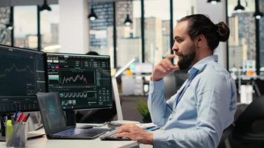 Ofisteki tüccar, şemaları yorumlamak, satın alma ve satışı optimize etmek için dizüstü bilgisayardaki yapay zekayı kullanıyor. Borsacı, kar oranını maksimuma çıkarmak için not defterinde derin öğrenme otomatikleştirmesi kullanır. Kamera B