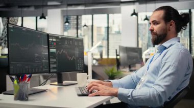 Gündüz tüccarları hisse senedi piyasası eğilimlerini ve şamdan fiyatlarını analiz ediyor, ofiste alım satım kararları veriyor. Profesyonel borsacı müşteri siparişlerini ticaret yazılımı, kamera A kullanarak veriyor.
