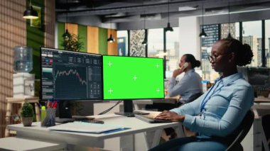 Sermaye analisti, üç aylık kazançları gözden geçirmek ve borsa performansını değerlendirmek için izole ekran bilgisayarı kullanıyor. Tüccar yatırımları geliştirmek için krom anahtar PC kullanarak finansal analiz yapıyor, kamera A