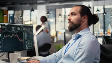 Eski şirket tüccarı yatırım yapmadan önce kendini motive ediyor, gülümsüyor, seçimlere olan güvenini dile getiriyor. Riskli ticaret yapmak için cesaretlendiren finans uzmanı, kamera A