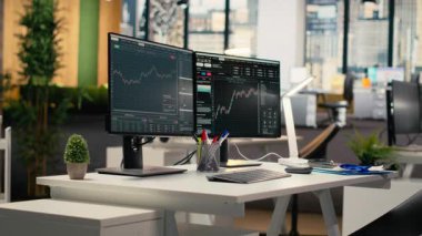 Borsa faaliyetlerini analitik araçlarla takip eden finans uzmanlarının kullandığı ekranlarda ticaret platformu. Bilgisayarda fiyat grafikleri arayüzü olan komisyon şirketi ofisi