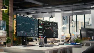 Tescilli firma ofisinde borsa grafiklerini gösteren bilgisayar ekranları. Borsa analizi ve strateji planlaması için kullanılan komisyon işi çalışma masası kurulumu