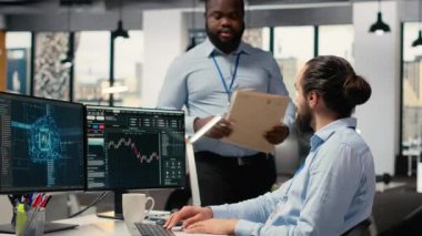 Aksesuar firması yöneticisi ve çalışanı kağıt işlerini inceliyor, borsada dengesizliği değerlendirmek için derin öğrenme kullanıyor. Komisyon şirketi lideri ve çalışanı yatırım raporları oluşturmak için yapay zekayı kullanıyor, kamera B