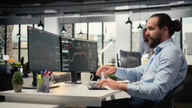 Ofisteki borsa simsarı, yüksek getirili portföy operasyonlarıyla turnayı gözünden vurduktan sonra sevinçten havalara uçtu. Prodüksiyon çalışanı yatırım kilometre taşlarına ulaştıktan sonra gururlanıyor, kamera A