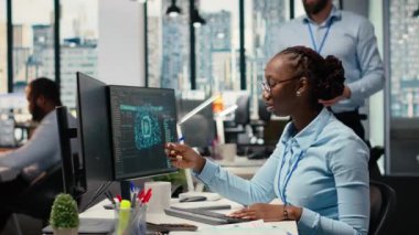 Borsa dalgalanmalarını değerlendirmek için derin öğrenim kullanan tescilli şirket arkadaşları. Komisyoncu şirket yöneticisi ve Afrikalı Amerikalı kadın yatırım raporları oluşturmak için yapay zekayı kullanıyor.