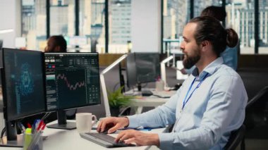 Portföy yöneticisi, ekonomik göstergelere dayanarak sermaye tahsisini değerlendirmek için yapay zekayı kullanıyor. Araştırma sürüşü geliştirmek için makine kullanmayı öğrenen aksesuar firma uzmanı, kamera B