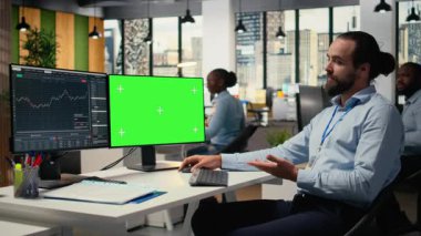 İzole ekran bilgisayarı kullanarak telekonferans toplantısında müşterilerle konuşan yatırım danışmanı. Finansal danışman çevrimiçi video çağrısına katılmak için model bilgisayar kullanıyor, kamera A