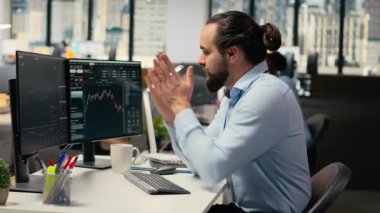 Yatırım portföyü değeri beklenmeyen piyasa olaylarından sonra düştüğü için ofisteki tüccar kaygılarını dile getiriyor. Finansal uzman, borsa hesap kayıpları ve kamera B 'yi incelerken