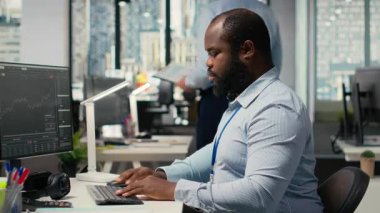 Ofisteki tüccar, platformun torpido gözünde şüpheli bir hackleme uyarısı almış. Komisyoncu şirket çalışanı yazılım ticaretine yönelik hack girişimini tespit etti ve güvenlik protokolleri, kamera B 'yi devreye soktu.