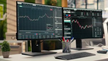 Fiyat grafikleri ve ekranlarda görünen teknik göstergelerle donanım firması ofisinde yazılım ticareti. Analitik araçlar kullanarak borsa faaliyetlerini izleyen finans uzmanları için masaüstü kurulumu