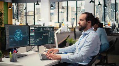 Ofisteki günlük işlemciler, şamdan çizelgelerini yorumlamak, satın alma ve satma kararlarını optimize etmek için yapay zeka analizcilerini kullanıyor. Borsacı otomatikleştirilmiş stratejiler ve kamera A ile kazancı maksimuma çıkarmak için makine öğrenmesini kullanır.