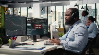 İş yerindeki stresli tüccar sistem uyarısını tetikledikten sonra şüpheli ticari hesaplara erişimi araştırıyor. Komisyoncu, müşteri hesabına sızma girişimi ve kamera A 'nın güvenlik açığından endişeleniyor.