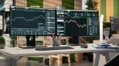 Yatırım şirketinin ofisindeki bilgisayar ekranlarında sergilenen borsa ölçümleri. PC monitörlerinde canlı finansal verileri olan Forx şirketinin çalışma alanındaki çalışma istasyonu