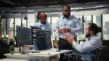 Engelli borsa simsarı ve iş arkadaşları yatırımlarla turnayı gözünden vurduktan sonra kutlama yapıyorlar. Belden aşağısı felçli ve sahne arkadaşı olan adam dönüm noktalarına ulaştıktan sonra beşlik çakıyor. Kamera A.