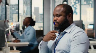 Borsa bürosundaki borsa simsarları borsa eğilimlerini ve fiyat çizelgelerini analiz ediyor, alım-satım kararları veriyor. Finans uzmanı müşteri siparişlerini PC, kamera B 'de ticaret yazılımı kullanarak veriyor