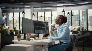 Mali analist firma ofisinde borsa hisseleri üzerine araştırma yapıyor. Borsa şirketinin profesyonel yatırım analizi raporları bilgisayar monitöründe ticaret kararları almak için, kamera A