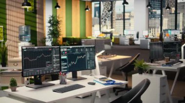 Borsa faaliyetlerini analitik araçlarla takip eden finans uzmanlarının kullandığı ekranlarda ticaret platformu. Bilgisayarda fiyat grafikleri arayüzü olan komisyon şirketi ofisi