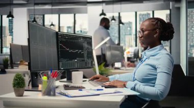 Borsa çöktükten sonra simsar, yatırım portföyü şamdan grafiklerine bakarken kaşlarını çatmış. Afro-Amerikalı kadın borsa kayıpları ve kamera A 'dan rahatsız oldu.