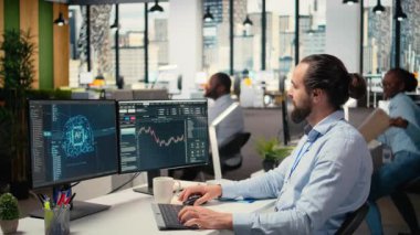 Portföy yöneticisi, ekonomik göstergelere dayanarak sermaye tahsisini değerlendirmek için yapay zekayı kullanıyor. Araştırma sürüşü geliştirmek için makine kullanmayı kullanan aksesuar firma uzmanı, kamera A