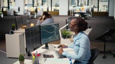 Gündüz tüccarları borsa fiyat grafiklerini analiz eder, bilgilendirilmiş alım satım kararları almak için notlar alır. Borsacı analiz bilgilerini yazıyor, siparişleri ticaret platformu, kamera A kullanarak veriyor.