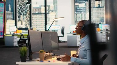 Pervane firmasındaki tüccarlar nadir görülen Black Swan etkinliğinin küresel finansmanı sarsan son dakika haberlerini takip ediyorlar. Yatırımcılar, krizin yol açtığı portföy değerindeki dramatik kaybın ardından endişeli, kamera B