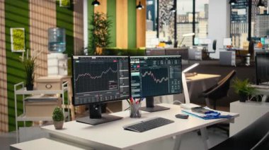 Fiyat grafikleri ve ekranlarda görünen teknik göstergelerle donanım firması ofisinde yazılım ticareti. Analitik araçlar kullanarak borsa faaliyetlerini izleyen finans uzmanları için masaüstü kurulumu