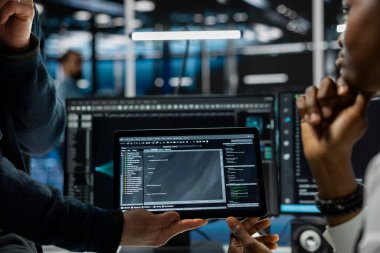 Veri merkezinde kodlama yapan programcıları kapatın, daha hızlı işlemek için algoritmaları rafine edin. Bilgi İşçileri sunucu odasında aygıt kullanıyor, testleri yazılımla yapıyor.