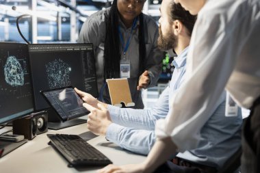 Mühendislik ekibi veri merkezinde beyin fırtınası yapıyor, yapay zeka teknolojisini kullanarak simülasyonlar yapıyor. Verilerden bilgi toplamak ve otomatik donanımları otomatik hale getirmek için algoritmaları kodlayan takım çalışma arkadaşları