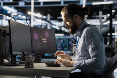 Sunucu odası bilişim uzmanı tespit araçlarıyla kötü niyetli tehditleri düzeltmeye çalışıyor. Veri merkezi programlayıcı kodlaması, sistemler düzensiz ağ etkinlikleri saptadıktan sonra düzeltir