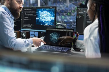 Takım lideri stajyere veri merkezinde kod yazmayı öğretiyor, yapay zeka otomasyon senaryolarını güncelliyor. Stajyerlik sırasında sunucu odası denetleyicisi, yapay zeka algoritmaları programlıyor.