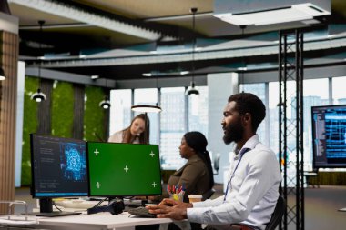 Makine öğrenme algoritmaları parametrelerini ayarlamak için PC 'yi kullanan yönetici, iş akışını otomatik hale getiriyor. Teknoloji şirketi çalışanı yeşil ekran bilgisayarında kod optimizasyonu için yapay zeka kullanıyor