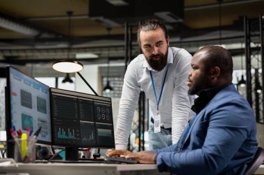 Çeşitli kurumsal ekip bilgisayar üzerindeki veri yönetimi, şirket büyümesi için planlama stratejileri ve hedefleri ölçülebilir üretkenlik performans ölçümleri ile hizalamaya odaklanır.