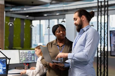 Anormal saptama otomasyonu için derin öğrenme modellerini eğitmek için iş yerinde işbirliği yapan ekip çalışanları. Bilgi İşlem personeli birlikte çalışıyor, AI 'ı ofis bilgisayarında ağ sorunlarını çözmek için kullanıyor